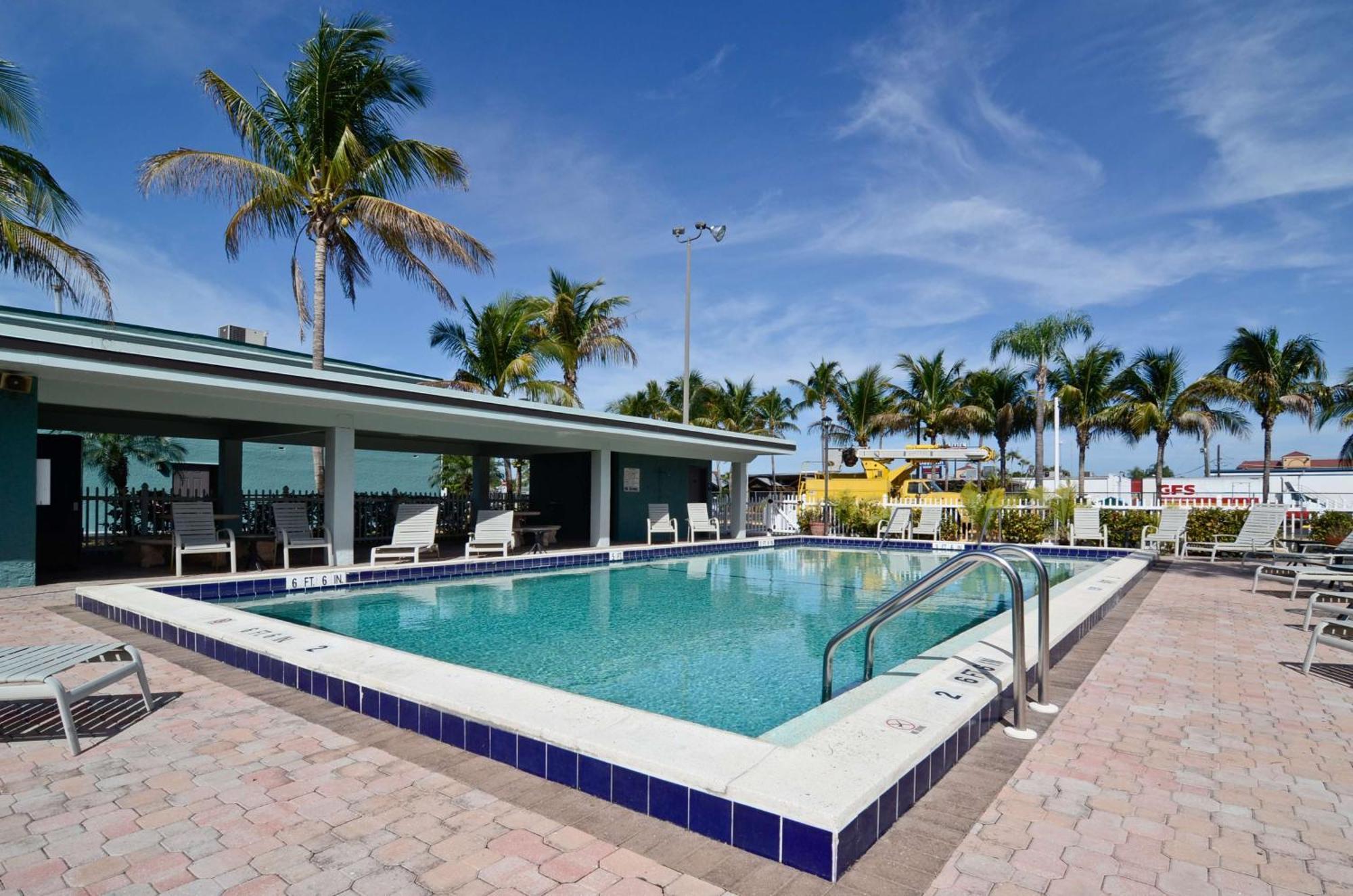 Staying Near Southwest Florida Reg Med Ctr: 6 Airport Hotels Compared