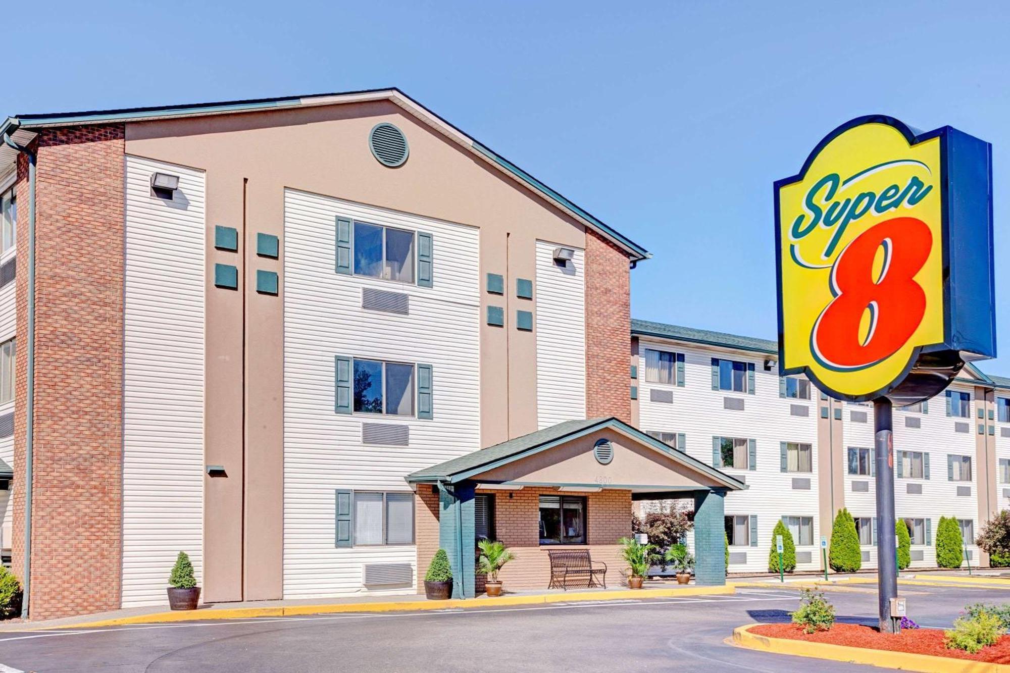 6 Airport Hotels Close to Trackside Louisville Shopping Center