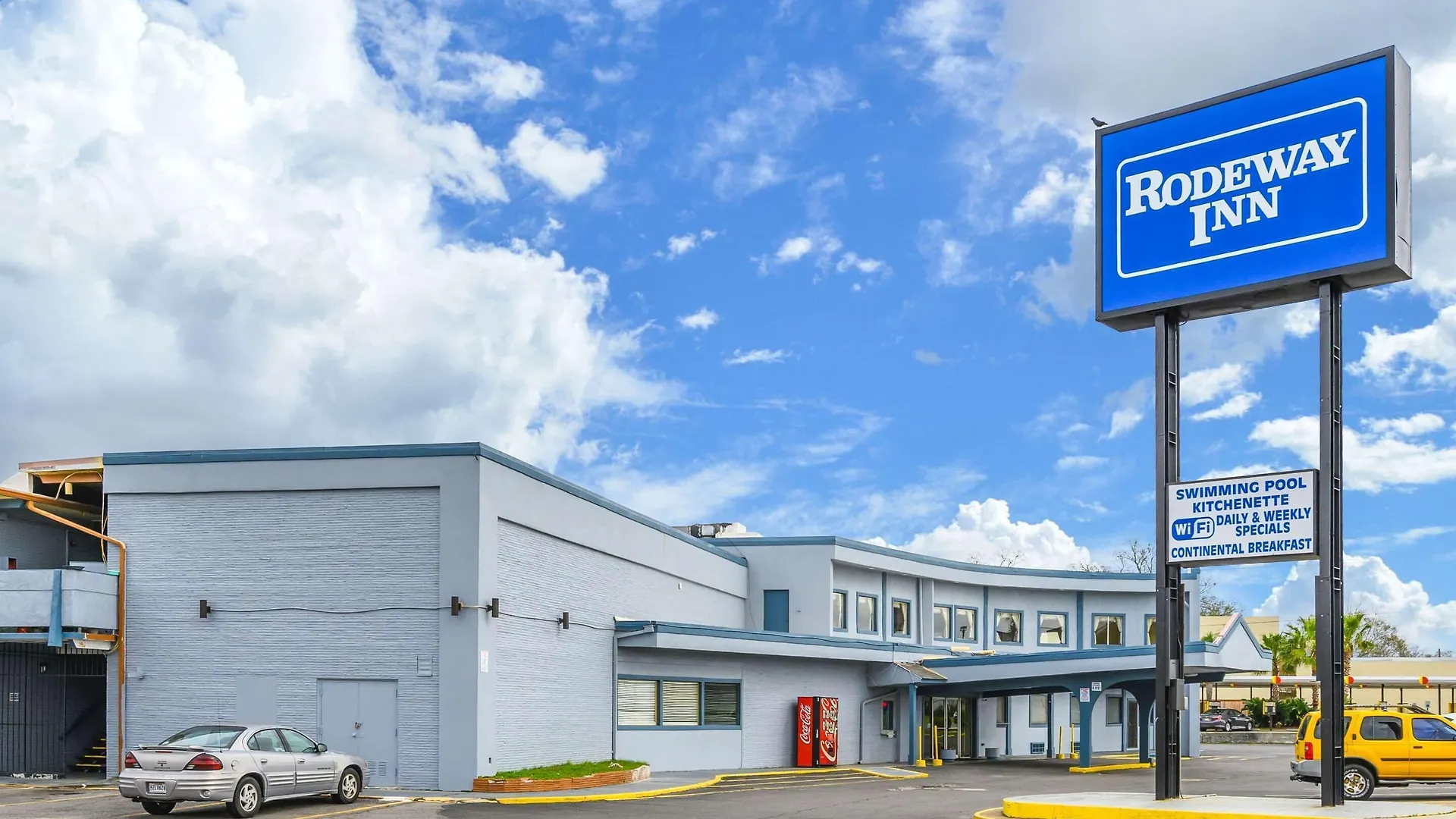 4 Airport Hotels Near Highland Square Shopping Center Worth Booking