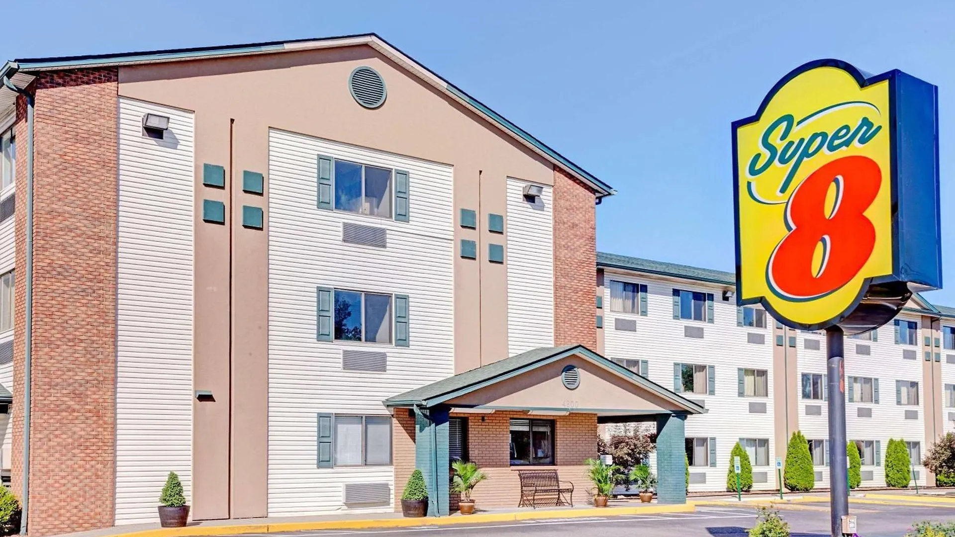 6 Airport Hotels Close to Trackside Louisville Shopping Center
