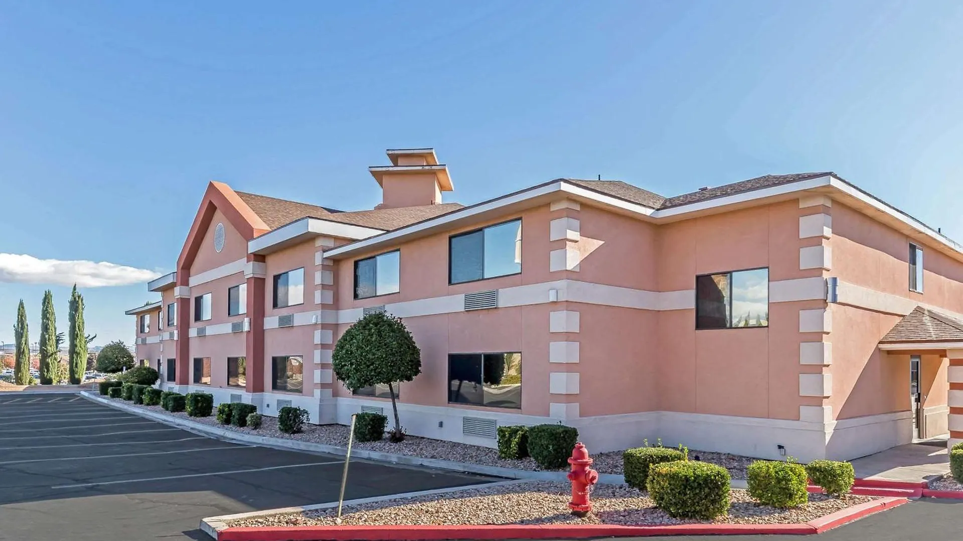 6 Airport-Friendly Hotels Near Hillside Palms RV Park
