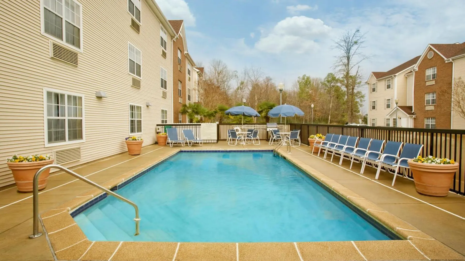 Staying Near Le Fleur's Bluff State Park: 4 Hotels Compared
