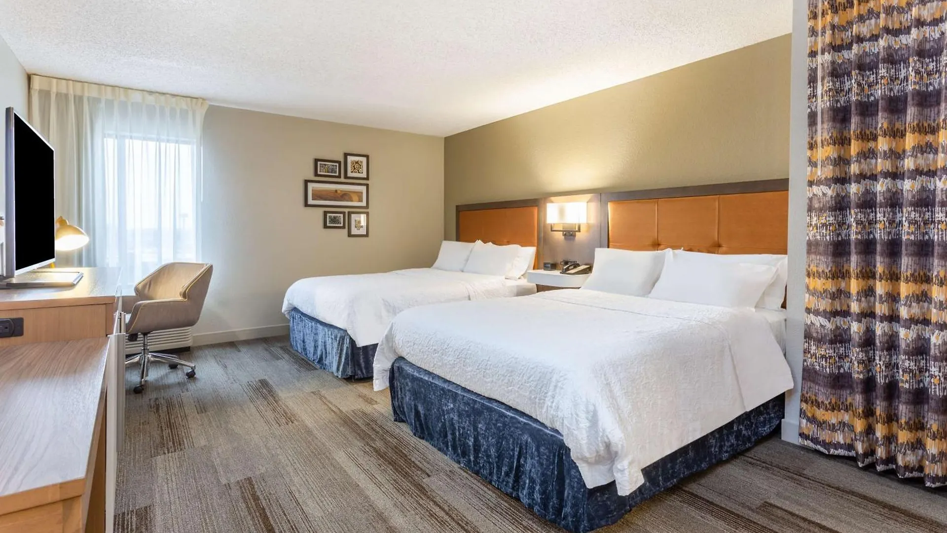 7 Business Hotels Close to Tait Cummins Memorial Park, Cedar Rapids